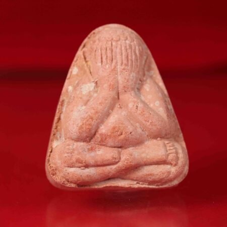 近代第一法术僧龙婆宏(龙婆洪)2555年必达。龙婆宏为素林府碧武里寺避险、招财、人缘法门宗师。近代法术界顶尖高手,龙婆洪一生严守戒律除其法术修为令当今任何人不得不折服,只是龙婆宏一生开光圣物少之又少完全不能满足牌商的大量需求,大部分牌商难寻货源不得已少有宣传龙婆宏圣物。此期采用了师傅常年嚼剩的槟榔渣与师傅早年收集得来圣粉混制而做。有着招财纳福、挡邪规避不好的人或事、事业财运人缘顺利顺心。