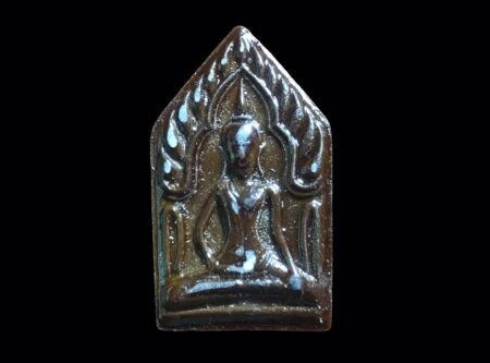 古巴运达第一期长寿版坤平督造于师傅84岁之时也就是佛历2556年，师傅为泰北高僧， 13岁开始出家当小沙弥、修行生涯中不断的向德高望重的师傅们学习佛法。为龙婆卡贤的弟子之一，龙婆卡贤在世时，师傅经常前往龙婆卡贤寺庙向龙婆卡贤共同学法，龙婆卡贤也将自己所修行的法门传授给了古巴运达达，在此之后相继前往清迈与泰北头陀龙婆元学习，在与龙婆元学习了数年之后又前往多地与泰北高僧共同学习与修行。一生大半数时间在专研修习佛法，直到因果成熟在晚年了才出些少许圣物、所以目前市面上看到师傅生物的也是寥寥无几。此期长寿版坤平为师傅八十四岁之时督造加持、自己很喜欢的一款、市面很少见的棕色系草药粉牌、看似金属材质却不是。好生意、好财气、好运势、健康长寿