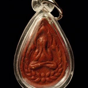 【2528年阿罗汉龙婆菩招财必达佛】好看的水滴形法相。龙婆菩生前是东北柯叻府屈邦萨拉湾住持也是泰国林居禅法创始人阿姜索的最后一位弟子、跟阿姜曼为同门师兄，在当时也是阿姜索最喜欢的一位小沙弥、十九岁还未满剃度年龄就被阿姜索送到自己十分认可的瓦巴吞化纳兰寺的昭坤巴拉班雅高僧门下继续学习。龙婆菩的禅定力量可说是圈内人士人人皆知的、可通过禅定力让一整根的灯管裂开及一整根树枝折断。生前跟财神龙婆坤为好朋友、两位长老就相差两岁年龄、在很多加持法会上都会常看到两位师傅共同坐镇。