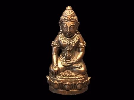 【2557年消灾延寿，满愿随心药师佛】由夜丰颂府Wat Si Don Chai、南奔府Wat Phra That Haripunchai、清迈帕辛寺、彭世洛府成功佛庙联合督造的药师佛。这四大庙都是处于泰国北部故有ขึ้นเหนือ向北药师佛美名。真的很美一尊佩戴型药师佛；药师佛坐于莲花台上、庄严端正、手持莲花药钵正为虔诚礼拜的信众们消除病痛、无诸疾苦