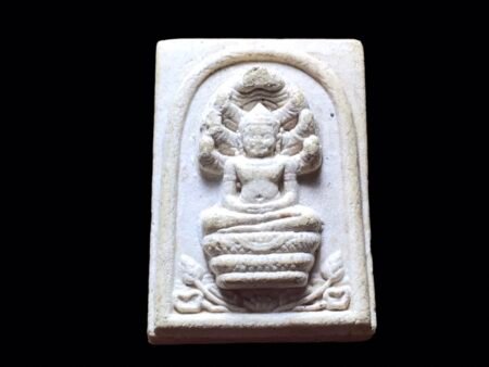 【2537年贝塔寺开运七龙佛】这一期叫伦尚乌钵琐,寺庙主持龙婆通耿为了能够筹到资金而制作这一期给善信结缘 、作为在巴吞府很出名的高僧 、以前一个星期七天都在接待来自四面八方的善信 、为善信们做一些开运方面的法事 ;目前由于师傅年纪越来越大 、身边弟子为了让师傅多休息 从原来七天时间只接待信众四天。故这几天更是庙门口排起长队 师傅在加持的佛牌在开运 、增运方面做的很好 、如同这一期开运七龙佛