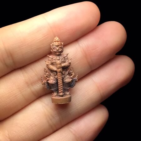 2565年瓦素塔寺“赐财”鬼王，鬼王的功德利益除了作为保佑平安、镇宅护主出名、在赐财富上也很强、曼谷瓦素塔老名寺举办加持、有昭坤通猜、龙婆佰、龙婆易等共加持；看看鬼王底座就是踏着金钱来派送给主人。