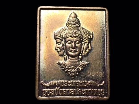 当年爱侣湾四面神朝圣地聚集了全泰199位得道高僧加持的这批四面神、也是创下了50年以来最大一次加持四面神圣物法会。这期从我这结缘出去回响还是真的很多、真的帮助了不少善信成愿、四爷果然就是我们的大爷。尺寸：1.5*2.0cm 。 爱侣湾2554四面神红铜材质、邮票版近年四面神在两岸三地都很火，他的传奇神迹流传很广了，去年也有很多期的四面被大家疯抢！但是敢真正称得上大法会的估计没有几期佛历2554年（公元2011年）2月19日、50年来最大的四面神加持法会当天就在爱侣湾四面神朝拜圣地举办、聚集了199位得道高僧，这199位高僧里我们挑几个熟知的-白榄寺主持及执行僧王、瓦拉康高僧龙婆TIANG、黎明寺高僧龙婆差了、瓦排龙龙婆耶、你肯定会问到有没有阿赞刁，答案是肯定的，尽管当时请的高级别的高僧很多，但是我们还是能在199位高僧名单中找到阿赞刁！也许出于级别的不同，阿赞刁排名稍微靠后一些，皇家主持的大法会就是不同，四面选材做工都是一流。