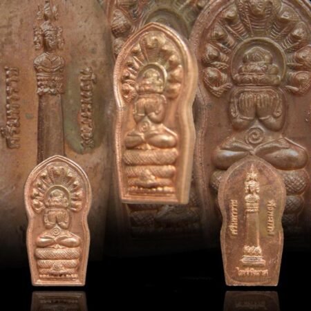 【2548年“双国土”榜巴杆必打 】 号称全宇宙最大型的榜巴杆必打加持法会、当时邀请了999位高僧到场祈福加持、连续举行了四天的法会时间；所得资金善款用来为泰南洛坤府Wat Nang Phraya及马来西亚起建两尊大尊的泽度金像，这也是在泰历史上头次携手外国信众一起建设泽度金、堪称很有纪念意义的一期牌。设计精美、正面为榜巴杆必打、背面是泽度金。红铜材质、在招财转运、除小人敌人挡道、破太岁方面很出名的一期。