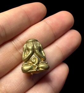 龙普贪玛兰实高徒龙婆蓬2558年吉祥顺利必达、此期为纪念师傅八十二岁生日而制作、所得的结缘贡金全部用来建设师傅所在的修行寺瓦珀猜佛寺。金属合金限量2559尊。为了增加必达的灵验、在底座还入龙婆列、龙普贪玛兰实生前加持遗留的粉料及师傅穿过的袈衣。龙普贪玛兰实这一法脉多以增强人缘、广受他人喜爱好评为强项，到哪里都会受人支持拥护挖金淘银顺心顺利。而法相还是少见正反面护佑，避小人、躲是非、保平安的都可适用。