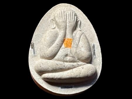 【龙婆平2555年三发必达佛】龙婆平圆寂前是屈波司寺住持；pitda(必打)也叫必达，掩面佛，蒙面佛。在泰国，佩戴必打佛牌寓意着挡险，招财，他的法相捂着双眼，寓意不被纷纷扰扰扰乱了脚步，不听闲言碎语，这样小人自然就会远离，一心一意专注财富。每个督造佛牌得寺庙都会督造必达佛；单从法相就🉑️告诫众生