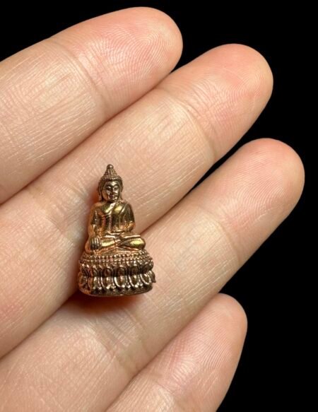 【2564年大富豪顺利佛】这一尊佛祖有多个名字如果按照泰语直译就是灵验佛、本地华人也有叫他顺利佛。聊起灵验佛、他的性质有点爱侣湾四面神的味道 ，都不是供奉于某个寺庙而是独居；顺利佛法相是邦曼威猜（降魔印佛祖相 ）相传在阿育塔压王朝 ，目前供奉顺利佛的这块区域是一片茂密森林 ，军队们常出没这区域森林地方捕捉野象 ；有次带队的头邦来到这就挂起吊床睡觉 、等醒来的时候发现挂在脖子上佛牌不见了 ，怎么找也找不见 、觉得大事不妙赶紧带军撤回 。 然后有老百姓进森林去找野味发现了一堆用土裹着看上去形状很像佛像 ；但也一直没人敢去刨这堆土 ，后来直到国家有项目要在这挖条河流；建筑工人在作业之时发现了一尊佛祖 ；便选择原地开辟了此供奉佛坛 ；一开始也没人知道这尊佛祖的名字 ，但有很多人来朝拜回去后佛祖入梦说出自己名字叫灵验佛、就这么相传下来大家都叫他灵验佛/顺利佛/龙婆灵验佛。也被誉为求财 、求项目生意最灵的佛坛 ，目前大尊象供奉于萨拉布理府的弄凯县的河流边；看看一整尊贴金这么厚的 、很多大巴车都是从清迈 、普吉专门组团过来朝拜，离曼谷也不远。此期由灵验佛佛坛加持的出来、小模版本