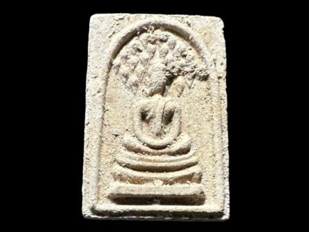 当年2512年Wat nong dhao该寺为了筹资建大雄宝殿而特此出此期菩提叶崇迪、用料上真正的用到了瓦拉康当时住持所赐的老牌碎料,,所以这期一直以来是有着神迹出名的一尊崇迪、在以前加持佛牌大都是以大活动来举办、会邀请各寺庙的高僧出席共联合加持、根据资料记载下来的、一看都是各有千秋的名师、太多了就不一一列出来、看到这四位前辈的名字就不用多介绍牌好不好、只要有其中一位加持而已就很圆满了;这场法会云集着四位一起那是相当圆满。1⃣️素攀武里府瓦东莱寺龙婆mui(在那个年代出名度相当于当今龙婆坤)2⃣️必打王Wat Pradoochimplee龙婆多3⃣️运财奇僧Wat Kositaram龙婆贵4⃣️头陀高僧Wat Doi miebang龙婆元功德利益上可说是强强联合、因为每位高僧擅长的法门都会在里边。