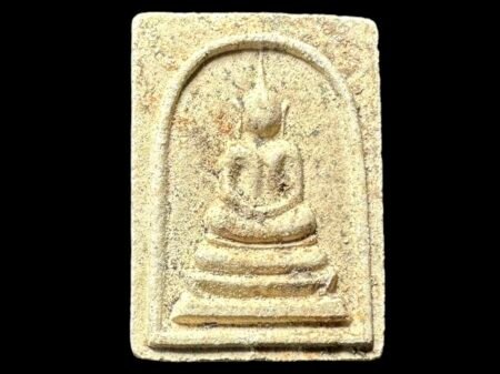 【龙婆卡贤2538年泡圣水崇迪】大城府 Wat Sakae 龙婆笃曾这么跟自己弟子说过龙婆卡贤很有力量、可以一人力量举起五十吨重的东西、当然这种力量是指内在的一种修行、比如有的弟子身上带了龙婆卡贤圣物再拿来给龙婆笃吹吹气、龙婆笃就说一个可以随手拿香杆(烧完香所剩的杆子)来加持后让弟子b去开抢对着香杆打、子弹都射不出来。好好佩戴吧!