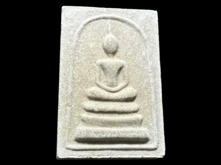 【2552年富贵好运崇迪】督造于龙婆撒空Wat Nhonggram寺，由师傅亲自把关加持正面为佛牌之王崇迪法相、背面为派古曼粉之王龙婆tim成名的五芒星制尊无上经文。龙婆撒空（龙婆沙矿）作为瓦拉韩莱寺龙婆tim大师的首席弟子、在这学习到了很多法术和经法。崇迪佛牌可以保平安、辟邪、避险、挡灾、助人缘，所以凡佩戴崇迪佛牌者，只要心存善念，都会有天神庇佑，家庭六合美满，必定凡事顺心、事事如意。是泰国以及全世界佛牌收藏者及善信中最出名的佛牌之一。