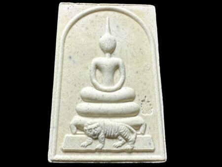 【龙婆撒空2553虎王崇迪】在泰国佛牌届占据最重要的地位，恭请崇迪的善信，只要怀揣善心，都会得到崇迪佛牌的庇护！在事业上能够帮助事业顺利，步步高升！感情上能和合美满！财运上富贵有余！另外也能提升个人人缘，挡灾辟邪保健康，因此也被冠于至高无上之佛的美誉！