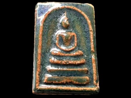 【龙婆姜2546年“战胜一切困难”崇迪】 龙婆姜为当代哈努曼名师,师傅在世时有哈努曼再世的美誉,师傅名字”姜”在泰语的意思是”无”当地人相信带佩戴师傅的佛牌可以”无苦,无伤,无病,无灾,财气不绝、好运不断来!有一个小故事在师傅庙附近的一帮盗贼经常偷东西,警察每次要抓他们,可是每次都抓不住,后来警察发现原来这些人都带着师傅所制作的哈努曼。很多军官政要也转身信仰拜于师傅门下。人生在世,困难在所难免,遇到困难不退缩,遇到挫折不躲藏,要有勇气战胜困难;除了增加勇气还有助权威,避刀枪凶险,增强个人魅力,招好人缘,帮助佩戴者避一切恶运、克服战胜困难、打败对手小人。