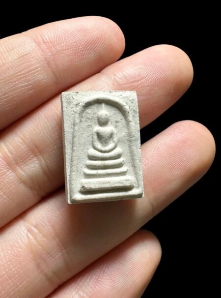 白色【龙婆hok2557年虎头崇迪】龙婆hok (hok的意思是福禄寿里的福字)春武里高僧 今年已90多岁、每个周末庙里都会有很多人去探望师傅师傅。龙婆hok生于佛历2470年，父亲是中国人，母亲为华裔。2518年剃度为僧，2554年左右才开始督造圣物为了修庙，建庙，为附近老百姓能更方便的接触佛法。龙婆hok高僧是泰国佛教在世僧侣里面资历较高的大师傅，僧侣生涯修行时间极为长久，因为年岁原因，行动不是很方便，但是善信如果前去拜见师傅，师傅都会很高兴为自己的信徒祝福做法。师傅的佛牌在府内极为抢手，寺庙即使新年份圣物也是寥寥无几，多数都在收藏家手上，作为实修类型的高僧，师傅佛牌追捧度还蛮高的，而且在收藏市场上的一些佛牌画册上都有刊登介绍，善信和实际佩戴者之间有一定的认同度。牌背面为虎头增加权威力量、威旺、官运、勇气，正面佛牌之王崇迪广结人缘、人缘六合、逢凶化吉、避险、挡灾、招正财、助生意、生活美满。