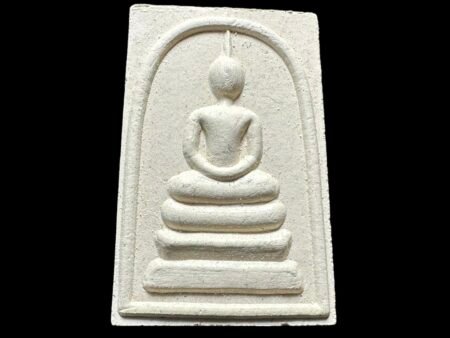 龙婆醒/LP Sin 五芒星崇迪 龙婆醒大师是罗勇府Wat Lahan Yai的现任住持，在当地和他的师弟龙婆撒空同样赫赫有名，同为坤平王龙婆添师傅的亲传弟子，龙婆添师傅的三大高徒分别是：龙婆醒、龙婆撒空、龙婆催 (现瓦拉汉莱主持)龙婆醒师傅秉承了龙婆添师傅的法门及真传，当然最擅长人缘及招财法门，利用龙婆添师傅留下的碰派古曼粉为信众督造佛牌普渡众生。目前龙婆醒师傅的佛牌不止在泰国、新加坡等地受到大批信徒的追捧，在香港佛牌界也是赫赫有名。更是因为没有被炒作起来的原因，龙婆醒师傅的圣物相比其师弟龙婆撒空师傅的圣物恭金更亲民，很适合想要体验碰派古曼粉效力却恭金有限的善信。崇迪佛为全效佛牌，提升运气、转运、助时运、助事业、防小人、辟邪、避险、保平安、超强人缘、贵人运和财运、强增个人魅力以及助工作等等。