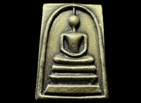 【龙婆饱2566年大展鸿图崇迪】龙婆饱为金口和尚婆谭凯(Phor Than Klai Wat SuanKan)的徒孙。师傅的名字也是超级有寓意及吉祥、翻译过来就是饱或富足之意。只要佩戴师傅的牌不仅得到该尊佛牌的相对助力还有向当地人所说的生活富裕安康、容易找到吃的、衣食无忧、饱食饱福;此期为师傅今年107岁加持、当地人也叫长寿崇迪。