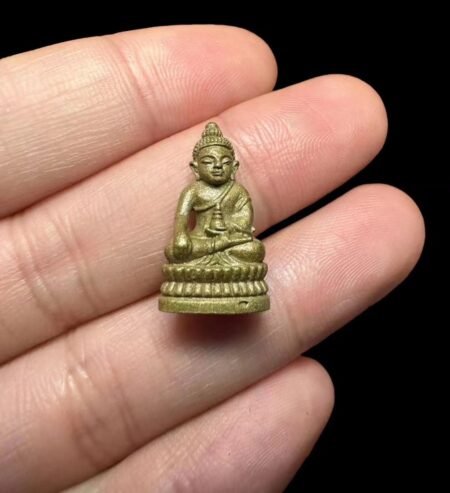 【龙婆宥2566年祛邪扶正·增能量帕猜瓦药师佛】mini版本。我们大部分的人总是在求财，求权，求感情，可是却忘记了最基本的平安健康，大家最近也是多有感慨吧，疫情之后，动荡时代，让药师佛强大的磁场抑制躁动不安焦虑的内心，放低自己的欲望，心态平和，身体健康，多去忏悔自己的言行举止，多去体会平凡生活中最简单的幸福，那么财气福气不过是水到渠成。