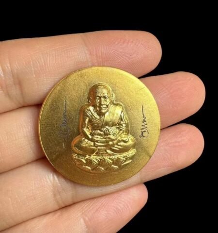【2549年绝处逢生龙婆托】督造于华欣的瓦辉盟空寺、背面泽度金。在泰有这么一位传奇而且神秘的高僧——-龙婆托。他从未给世人留下自己制作的圣物、但是对他的各种保佑神迹屡屡频发泰佛教信徒们都把他当成神当成佛来信仰。龙婆托的第一期法相的诞生是阿赞添作为创始人而督造的、瓦沧海阿赞添在一次禅坐中托爷入禅后便决定于佛历2497年创作了托爷的第一期自身法相;而沧海佛寺则是龙婆托法相的创始之地,很多出家修行僧十分信仰龙婆托会以龙婆托的法相制作圣物来保护弟子们。龙婆托有很多个美号、比如“车神”、“保命牌”其实这只是冰山一角的厉害也因为出现交通事故电视会去报道这方面更多、同时还有很多人从运势低迷能助走上事业巅峰也是大有所在。所以托爷在强力护身挡险、保出行平安、强大升运转运力量这块都是很有口碑。大家有空可以搜海淘法师的演讲、有介绍到过龙婆托。