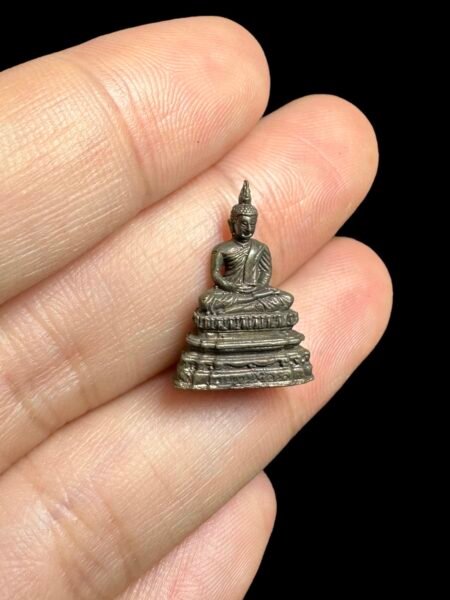 【瓦叻察波披寺2555年现任僧王加持的帕猜瓦药师佛】迷你版本的佛祖像、此期以寺庙里头的帕普塔昂吉佛祖法相来设计、寺庙临近卧佛寺和大皇宫、也是泰国当今的第二十任僧王颂德帕摩诃穆尼翁修行之寺。