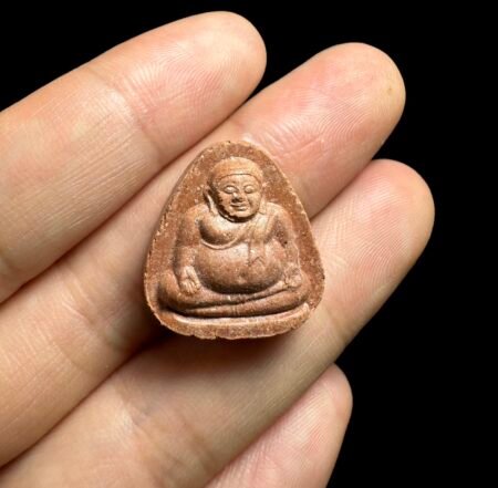【龙婆帝2540善加财】师傅牛逼的一项法术叫做วิชาขอดผ้า(绑结布串)这一法门针对子弹不如、挡灾避险!在泰语资料有明确记载是龙婆贵门下弟子。跟龙婆贵学习的这法门;龙婆帝第一期自身当时有徒弟拿去试枪(如图四)、连续五次都打不出。