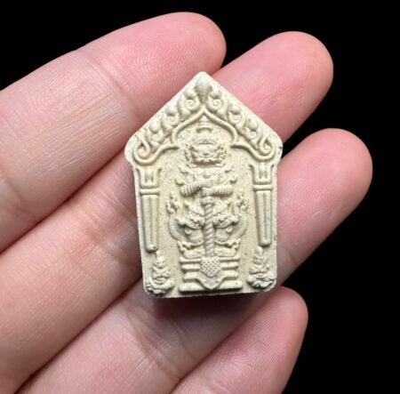 2565年鬼王夜叉;鬼王夜叉也叫他冥素运(ThaoVetsuwan),他不只是奉请者守护大将,他的掌管权除了阻挡游魂野鬼靠近善信住所之外,对于一个供奉在家里来说,家里的每个成员都会得到保护、维护出入平安。此外,鬼王夜叉也是克制风水缺陷的天将,把他安设于家中大厅,面向大门可扭转某些阳宅风水的破格,可以将更多的福气和财气纳入门庭。