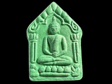 昭坤通猜、龙婆坤2557年加持的金那班川坤平、好看又养眼的大绿色大模，稀有入料龙婆tim派古曼粉、由龙婆tim慈善基金会主席阿赞钦那鹏提供此宝贵的好料。再由昭坤通猜把关所有制作流程到发型。tim爷有一款金那班川药师佛是红火了整个佛牌行家，这一期坤平以金那班川来命名这么来的逻辑联系。牌背面是星盘符文、增加后天运、开运、催运、招财纳宝。大模