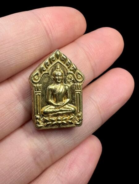 古巴纳·2559年一期❁坤平魅力人缘花——派情湾花坤平小模。男女都可以佩戴的坤平，此批坤平是古巴纳生前加持开光的最后第一期坤平，也是最后一期。坤平采用金属材料，周身都刻满人缘咩达经文 保你人缘财运不断‼️后入料情湾花粉，招财符管 ，派粉等……更是在感情、财运、成愿方面有着很好的助力㊙️古巴纳是北部第一高僧古巴喜威猜法脉的弟子[合十]师父的招财、和合、人缘等法门都很厉害，此坤平佛是近代为数不多的好坤平。