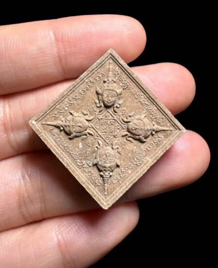 【龙婆醒2561年四面神】在当下四面神对于泰国人民和海外各地的游客来说都有着重要的意义。它不仅代表着泰国人民的宗教信仰同时也是一种独特的文化旅游资源。每年数以万计的游客来到泰国朝拜四面神，体验它的神秘和魅力。有求必应四面神真是神奇到信徒们都叫他四面佛、无论是生活中的琐事还是人生中的求子大事，只要虔诚向四面神祈求，信徒们总能得到不同的回应、所以便有“有求必应四面佛”的美称。在泰很多商场门口和公司及各单位机构门口都常会看到四面神的身影、在默默守护着这一方净土和人民，让他们心中充满富裕，生活充满欢乐。