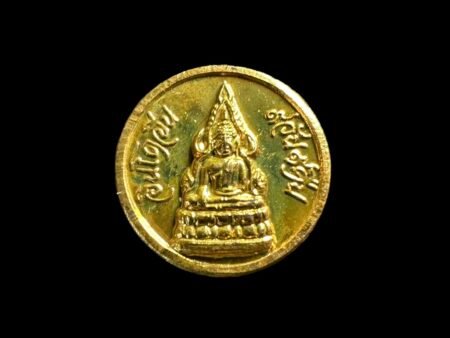 【2544年瓦素塔成功佛】mini纽扣大小！由瓦素塔住持于2543年11月27作为首席僧举行铸融仪式、于次年2544年1月19日在瓦素塔大雄宝殿由僧王山卡拉杨亲自开坛点吉祥蜡开启本次连续九天九夜的加持法会。药师佛背面为瓦素塔寺前面的大秋千（Giant Swing）；它被称作是“天神下凡的阶梯。以前曾在婆罗门旧典礼中使用，目前是曼谷重要的历史名胜景点之一。成功佛在泰国被称为最神圣、完美无暇，拥有最优美体态与最慈祥法相的佛像；自家供台上中间佛主佛也是成功佛、记得有师傅曾说过家里有一尊犹如佛光普照全家、家中不方便供奉的佩戴也很好好、小小一粒经过加持后平安辟邪、求财、家庭合睦、事业顺利都包含