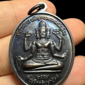 2557年龙婆宏四面神自身。近代第一法术僧龙婆宏（龙婆洪）；龙婆宏为素林府碧武里寺避险、招财、人缘法门宗师。近代法术界顶尖高手，龙婆洪一生严守戒律除其法术修为令当今任何人不得不折服。正面为师傅本尊像、背面是有求必应四面神。有着招财纳福、挡邪规避不好的人或事、事业财运人缘顺利顺心。