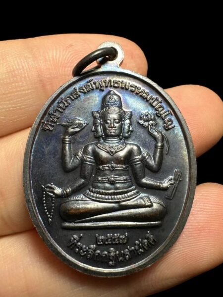 2557年龙婆宏四面神自身。近代第一法术僧龙婆宏（龙婆洪）；龙婆宏为素林府碧武里寺避险、招财、人缘法门宗师。近代法术界顶尖高手，龙婆洪一生严守戒律除其法术修为令当今任何人不得不折服。正面为师傅本尊像、背面是有求必应四面神。有着招财纳福、挡邪规避不好的人或事、事业财运人缘顺利顺心。