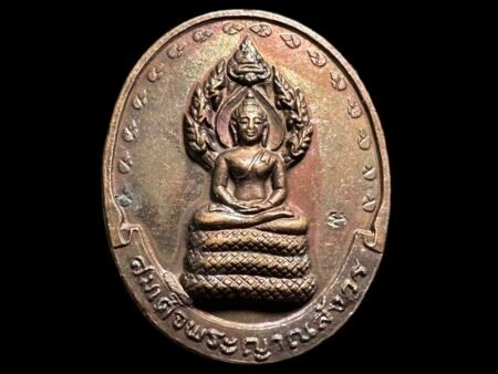 【僧王寺2529年七龙佛】 七龙佛又称为开运，佛正法面相为佛祖（未成佛陀前）禅修形象为主，记文献记载，有一日在湖边的菩树提下进行禅修而，魔罗了为打断佛的祖修行施放了法术一，时间天地之忽中然狂暴风雨，环境变得常非恶劣，印而度三大主神之的一湿婆神有见魔罗如此行，为便立即派了（蛇神—龙王）下保凡护佛陀龙。王为了保佛护陀禅修，不仅与魔斗罗法，时同于佛祖身形旁成一道七彩保护，伞帮佛祖风遮挡雨令佛得陀以继续禅修。 在泰很多百姓家人及出家修行者的供台上都会供有七龙佛佛像、更有很多高僧督造成佩戴型的佛牌来给善信佩戴、保佑弟子、比如此期由已圆寂第十九任僧王崇迪帕耶纳桑文于佛历2529年亲自主持大法会加持、当时为了给僧王的慈善基金会筹款用于小沙弥学习及僧团修行经费；所以我们看到七龙佛背面专注有僧王的全名泰语缩写；设计上相当特别 功德利益主挡灾避险、邪魔恶灵不得近佩戴者其身，做任何事情遇到困难都会有贵人支持帮助、助事业工作蒸蒸日上、升职晋升容易通过。