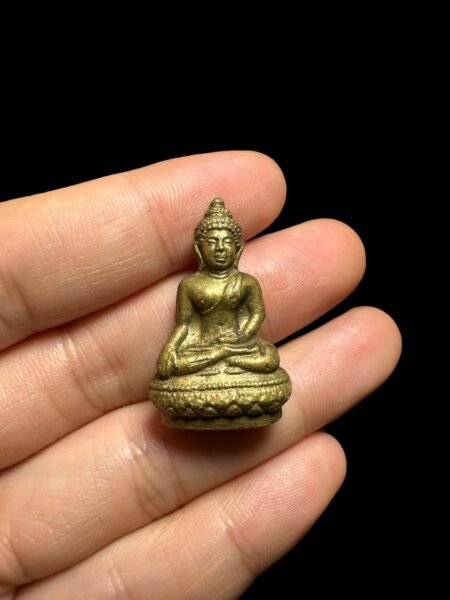 山卡拉培徒弟昭坤习2516年药师佛、采用了泰国清盛时期佛造像的法相来制作。当时还邀请到了龙婆多、龙婆培、龙婆hom（龙婆可）、大城府皇帝寺龙婆tiam、鬼王瓦珠拉玛尼寺的龙婆neng、龙婆辰、龙婆通育等18位老师在瓦素塔一起加持。招财很旺的一期药师佛、清盛来自于泰语的Qingxian，xian有着成百上千、成千上万的意思。寓意着数量之多、象征着财富的丰裕和人缘的广泛。运势本身就很好的牌友；想要着重增加财运可以直接结缘这一期、药师佛本身就有保健康、幸福健康衣食无忧