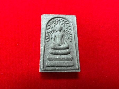 2552瓦莱寺好运伴随崇迪、督造于泰南北大年府的瓦莱寺，泰国全国分中部、南部、东部、北部和东北部五个地区，下设76个府，北大年府位于马来半岛上，北濒泰国湾，陆上接宋卡府、惹拉府和陶公府，北大年府居民中有近88%信奉的是伊斯兰教，所以常年因为宗教及政治问题不断有袭击爆炸事故发生。但是这些信仰伊斯兰教对龙婆鼎住持师傅是很敬畏、可见实力是真实存在。崇迪正面为菩提叶崇迪、有佛光普照之意、背面为“保命菩萨”龙婆托法相；象征着平安、顺利；平安乃人之财富,平安乃人生最渴求的问候和祝福、有了平安的伴随才会有甜美的家庭；我觉得平安是生活给予每个重视生命珍爱生活的人最好礼物。