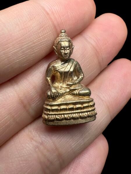 龙婆通2562年化厄运转生机反弹药师佛、四色菊府也是名师辈出之地、作为该府瓦弄冷佛寺当今掌门人龙婆通门下军人政要警察满座；四色菊府与柬埔寨接壤、这里高僧大都擅长人缘类、解降法门。师傅不仅只会这些还特跟随瓦曼迈龙婆暖学乌卡丁法门反弹法门、瓦曼拉查寺龙婆坪驱鬼挡降法门；除了拜师僧人也拜师白衣术士婆亚旁学习空卡潘查德立法门及婆亚迪的嘛哈神尼法门，可谓法术傍身精学霸高僧。