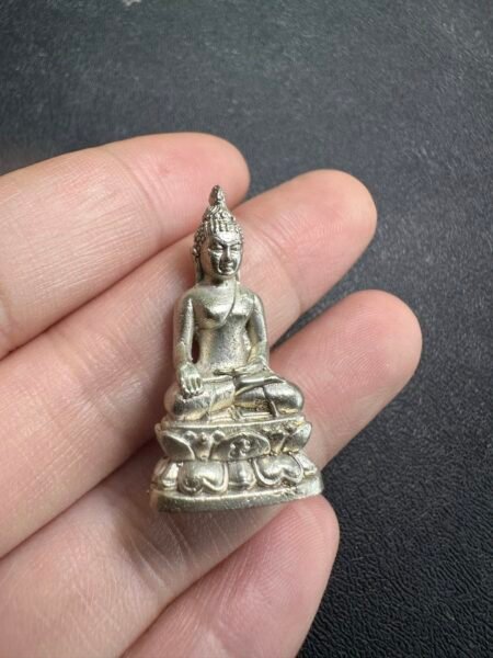 🙏僧王寺2538年派里碧纳药师佛 都知道在僧王寺供有一尊所向无敌，皇者之尊派里碧纳佛，佛祖以禅定式如愿印，表示佛祖能给与众生愿望满足，使众生所祈求之愿能实现之意，此印相亦具有慈悲之意。因这尊佛像有一段和皇室的故事，所以极受皇室尊崇。现被供奉在僧王庙的舍利塔北面，只供皇亲国戚供奉。此期为了庆典已圆寂第十九任僧王桑卡拉扬八十二岁生日且由僧王亲自把关督造加持的一期；希望众信佩戴者可以得到牌里碧纳的加持；赐予战胜一切困难一切对手，取得事业、功名利禄胜利成就，获得幸福。