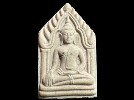 龙婆添2⃣️5⃣️5⃣️2⃣️年玛哈神尼坤平。师傅圆寂后金身至今不腐不臭一直停放于水晶棺置于寺庙里接受信徒朝拜；龙婆添是泰国当代著名的高僧，更有“僧王”之美誉。此期督造于佛历2551年、当时为了纪念师傅九十六岁生日。龙婆添制作这期还为了感恩自己恩师Wat Nadangnok 龙婆钟、师傅曾拜于“人缘之神”龙婆钟门下学法、习得了很好的精髓法门傍身。 可知龙婆班高僧对龙婆钟的人缘法门力量是非常赞赏及信服。所谓超强魅力人缘很多牌友容易片面只想到异性感情关系这块、其实在这里之意更侧重于一种生意交易以他人相处舒服感的概念、比如我们做生意和销售的，人缘让人相信你，愿意买你的产品，给你更多客源；在职场的，人缘让领导和同事对你有好感，改善职场环境，加快升迁。当然也可用人际亲密接触。