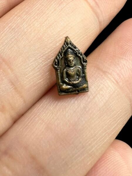 🈵️🈵️的人缘膏附于表面。 龙婆撒空早年的圣物实属难得，特别是这样mini型的圣物更是当下罕见。这一期是龙婆撒空在佛历2533年加持的坤平，法相上使用了恩师龙婆添常用的帕佑坤蓬。在当下能够看到帕佑坤鹏的身影是比较少见的。除了瓦拉韩莱寺龙婆添这一法脉的继承者龙婆撒空和龙婆醒，因为他们都有延续自己的老师龙婆添的法门并努力弘扬。这一法相坤平跟人缘坤平相对比起来除了具有人缘至高的特点还有一个强项就是คงกระพันชาตรี+มหาอำนาจ （极强的挡险➕增加权利威望）这一点也是为什么在当地很多人收藏坤平也会先考虑龙婆添这一迈的其一原因。非常适合做买卖、在竞争激烈的机关单位工作的人佩戴。它不仅可以增加个人的自信心和威望，还可以开运化煞，旺人缘扩财路。无论是男性还是女性，都可以佩戴