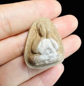 龙婆喷2549年波尼必达，此款为槟郎粉材质，每尊都有入三根金莲花塔固、每一尊都有师傅亲手点的经粉。注入了金莲花法门来加持、财运亨通、强大人缘魅力、助权威与威望的能力、挡险平安的能力、助生意事业方面。