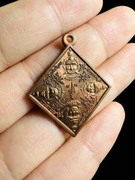 【2⃣️5⃣️4⃣️7⃣️年“巴迪函”四面神】由佛统府瓦排龙寺已圆寂住持大德高僧龙婆判加持、目前有黄铜和红铜现货。此期叫巴迪函四面神、师傅希望经过自己的精心加持后，有缘者结缘佩戴后都可以产生神迹、就是能帮助到佩戴者所求的。龙婆判所修招财升运法门很出名。师傅平日里专心修行、谨守戒律、钻研佛法，在泰国声望极高。被公认为是一位有大善、慈祥的高僧、已圆寂有十多年至今金身供放于寺庙水晶棺里接受信徒朝拜。