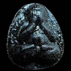 【龙婆查莲2546年玛哈索洛蒙空必达佛】师傅为全泰巴拉吉第一龙婆叻门下弟子同时还是七象之珠龙婆鼎弟子，索洛蒙坤是一款拥有非常强大力量的全功能符、老师会在一个板子上写上然后擦拭再收集这些粉来入料；拥有强大的招财人缘效力，可以避开一切不好的事或是即将发生的意外伤害 此外也有补运的功效以及16格中经咒代表着16吉祥经文 此经文力量非常强大效力包含防火伤害 、防动物伤害 防一切妖魔鬼怪的伤害 、以及防黑巫术以及武器的伤害、所以在师傅这一期必达也叫玛哈索洛、玛哈即庞大的意思、就是功效很全面。制作好再拿来泡在一种黑黑的彭库腊的湾药泥里。这种彭库腊都是带有吉祥的“腊”字植物或草药、这个腊字相当于我们中文的爱字、比如爱情花、爱情树很多种泰语里带有爱字的花木种类、这样不仅增加佛牌的功效也可以起到保护佛牌本身不容易碎。