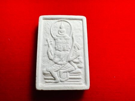 【龙达玛2535年甲卡帕经粉四面神】观察这尊四面神法相，你是否觉得它与大城府的龙婆笃（龙婆Doo）有着相似之处？没错，今年已经79岁的龙达玛正是大城府龙婆笃的亲传弟子。他以慈悲为怀，行事低调，就如同龙婆苏拉萨一般，深受人们的敬仰。在泰北的许多法会上他都会被邀请上座。 这期四面神法相也特别：四面神之上有佛祖，以前四面神来考验佛祖是否真法力无边，四面神就躲藏起来，让佛祖去寻找他。佛祖毫不费力就找到了四面神，然后换到四面神寻找佛祖，佛祖就躲在四面神头上，但是四面神一直都找不到佛祖。人们求愿的心切也正如四面神一样，希望快速的找到佛陀、希望快速实现自己的心愿、快速获得胜利。所以这个四面神法相本身就寓意很好。 龙达玛这其中入的甲卡帕粉或者王者经粉本身寓意就是有帮助快速成愿、助人成愿。据所知，在泰国只有龙婆笃和龙达玛能成功制作。在本地很多居士都喜欢结缘来帮助自己修行、我们看看龙达玛是否有修成这个极速胜利粉或王者经粉？可看每一年供僧衣节的人数和来供养师傅的信众、随便一个法会都是收到上千万的捐款。这也是助龙达玛心愿，积极兴修佛教建筑的表现。aa