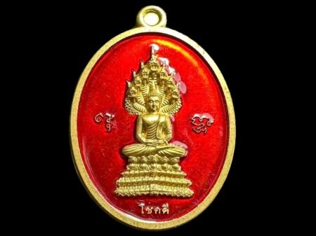 【龙婆堪潘2545年好运七龙佛】牌背面是焉Mahapratana符文 ，Maha的意思是“最伟大的”；pratana 的意思是“梦想成真”。简单来说就是无限的进步，同时也有着不愁吃不愁穿的属意，也因为这个经文在往后帮助很多信徒成愿过后才得到「愿望成真」的美称。 根据记录，龙普刊潘是全泰国唯一成功掌握此法门的僧人，此法门中有 25 个法术。他是泰国唯一达到终极水平的僧侣——能够将所有 25 种法术组合成一个符号。从此之后龙普刊潘就一直用这个符印帮助了很多人改善他们的运势，加強运势以及跨过种种障碍。师父也曾经说过有我“Mahapatana”符印的人不愁吃穿，不会受穷，只要往好的方向许愿都会梦想成真