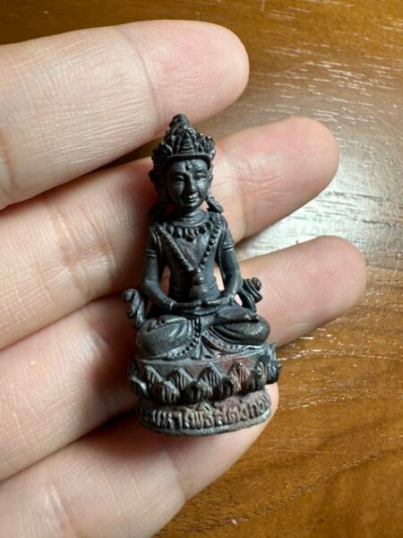 年份老的升运藏式药师佛、大模好喜欢；先后在两大圣地洛武里府的瓦波安佛寺及曼谷观音善坛加持；于佛历2538（1995年）10🈷️24日在瓦波安佛寺。此日在泰国可以观看到日全食、此时间很多高僧都会选择在当晚加持佛牌、特别是食小人、防降邪术、去霉运、转运一类的圣物。因为信仰者们相信这一日加持出来的圣物法效还要比我们常说的“少哈”要强。经多位高僧聚集加持后更适合运势低迷、做事容易受阻、经常小病连连、健康运不佳者佩戴，🉑️祛霉扫除障碍、增加磁场能量。