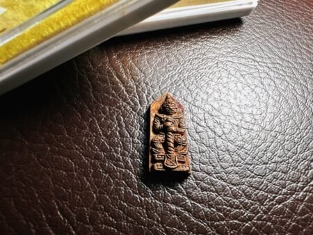 打开大富翁财库、谁有谁发。 龙婆崇烫师傅是这么介绍这一期鬼王的的、此期为师傅今年制作、整尊鬼王夜叉是老料金属铸融制作、未进行后期抛光保留了原模成品。目前有现货纯银壳子。