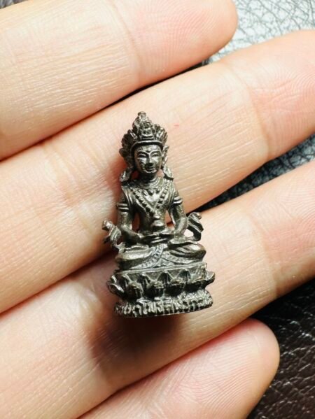 年份老又mini的升运藏式药师佛、好喜欢；督造于2538年的洛武里府的瓦波安佛寺；加持于佛历2538（1995年）10🈷️24日。此日在泰国可以观看到日全食、此时间很多高僧都会选择在当晚加持佛牌、特别是食小人、防降邪术、去霉运、转运一类的圣物。因为信仰者们相信这一日加持出来的圣物法效还要比我们常说的“少哈”要强。经多位高僧聚集加持后更适合运势低迷、做事容易受阻、经常小病连连、健康运不佳者佩戴，🉑️祛霉扫除障碍、增加磁场能量。