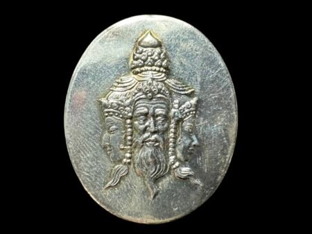 【2554年爱侣湾四面神】大法会版 很特别的一款 由长公主的乌文叻基金会督造 红铜熏黑镀银材质 有求必应四面神在两岸三地都很火，传奇神迹流传很广了，去年也有很多期的四面被大家疯抢！但是敢真正称得上大法会的估计没有几期！佛历2554年2月19日23:09分，40年来最大的法会，199位得道高僧，加持地点选择著名的四面神朝圣地爱侣湾！这199位高僧里备受大家熟知的-白榄寺主持及执行僧王、瓦拉康高僧龙婆TIANG、黎明寺高僧龙婆差了、瓦排寺龙婆耶、近代四面高僧啊赞刁，尽管当时请的高级别的高僧很多，此次加持的四面有供奉型，也有佩戴型镀金小立尊，十分精美，皇家主持的大法会就是不同，四面神选材做工都是一流，加上众多高僧加持。