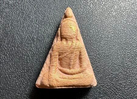 这一期南帕亚有结缘过套装的朋友就不陌生、之前有幸结缘过几盒套装，此期分有单尊和套装、它尤为殊胜之处，在于高僧加持后，再特将佛牌浸入圣水进行二次祈福！圣水取自药师庙佛寺百年圣池，蕴含高僧诵经咒力，使每一尊佛牌在浸润中吸收天地灵气，法相自然呈现不规则形态、这并非瑕疵，而是圣力充盈的见证。功效上也融合得十分到位： ✅ 权威提升：助职场升迁、事业稳固，适合创业者、管理者。 ✅ 避险化煞：破除小人、挡灾避祸，护佑出行平安。 ✅ 人缘旺盛：增进人际和谐，招贵人缘，尤其利女性缘主。 ✅ 家庭圆满：守护子女健康，促进夫妻和睦，家宅安宁。 #药师庙2552年无上庇佑女王佛#