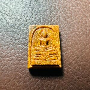 2538 年的索通佛。这一期索通佛的材质极为特别，竟采用老殿的瓦片制作而成。这些瓦片历经悠悠岁月，在无数僧人的加持下，蕴含着深厚的佛法力量。 索通佛，一直以来都是挡灾避险、招财灵验的代名词。对于做生意的人而言是事业顺遂的强力助推器，助力生意蒸蒸日上，因此成为大小生意人虔诚信奉的神佛之一。在泰国，众多富商都会专程前往索通寺朝拜，只为求得索通佛的庇佑。令人称奇的是，在健康与求子方面，索通佛同样十分灵验！ 也难怪当地人对索通佛信仰至深，尤其是生意人以及走仕途的人士，对索通佛更是偏爱有加。无数人在这里求愿成愿后，心怀感恩回来还愿，使得索通寺在大家的诚心护持下，越建越大。