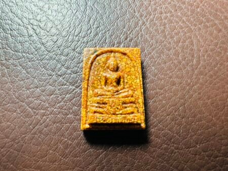 2538 年的索通佛。这一期索通佛的材质极为特别，竟采用老殿的瓦片制作而成。这些瓦片历经悠悠岁月，在无数僧人的加持下，蕴含着深厚的佛法力量。 索通佛，一直以来都是挡灾避险、招财灵验的代名词。对于做生意的人而言是事业顺遂的强力助推器，助力生意蒸蒸日上，因此成为大小生意人虔诚信奉的神佛之一。在泰国，众多富商都会专程前往索通寺朝拜，只为求得索通佛的庇佑。令人称奇的是，在健康与求子方面，索通佛同样十分灵验！ 也难怪当地人对索通佛信仰至深，尤其是生意人以及走仕途的人士，对索通佛更是偏爱有加。无数人在这里求愿成愿后，心怀感恩回来还愿，使得索通寺在大家的诚心护持下，越建越大。