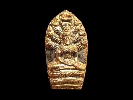 【龙婆遮2551年反手七龙佛】nini罗望子模、红铜材质，0.5*2.0cm。Wat Klangbangkeow这所寺庙在泰国是享有盛名的，历史上除了龙婆遮高僧以外，师爷龙婆Boon在泰国佛教界可以说都是了不起的人物，而且除了著名的高僧外，这所寺庙制作的座山佛、龙婆遮高僧师爷龙婆Boon的颂扣佛、龙婆遮自己招牌的挡降贝、金达玛尼基本上都是泰国佛牌中极具收藏价值的佳品。 反手七龙佛除了有常规的七龙佛庇佑作用同时还有扭转局势，把负能量转化为正能量，祛除不好的事物，失而复得之意。